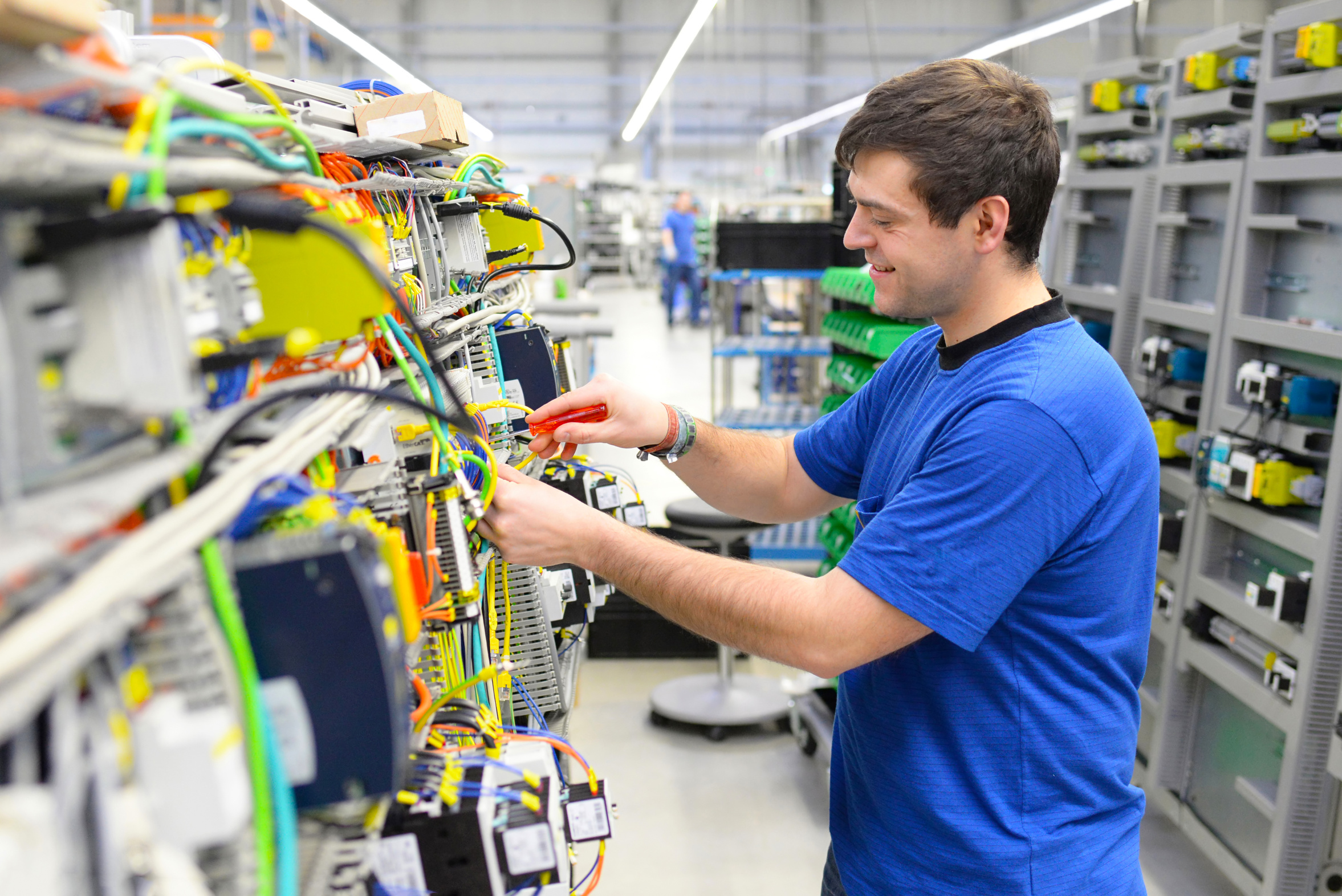 Montage elektronischer Bauteile in einer Fabrik durch Techniker // assembly of electronic components in a factory by industrial workers